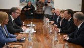 VAŽAN SASTANAK: Predsednik Vučić sa američkim senatorima (FOTO)