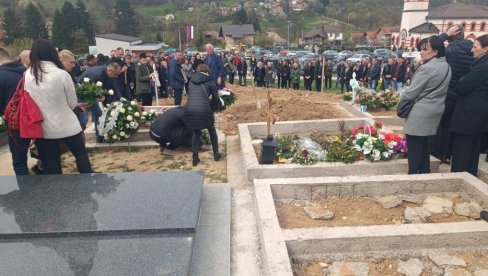 BELI KOVČEG ZA ICU LAVICU: Jecaji odjekivali grobljem u Istočnom Sarajevu, hiljade ljudi ispratilo devojčicu na večni počinak (FOTO/VIDEO)