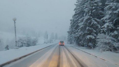 UPOZORENJE ZA VOZAČE: Sneg i odroni na nekoliko deonica otežavaju saobraćaj, budite oprezni