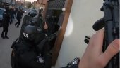 POGLEDAJTE KAKO SPECIJALCI HAPSE NARKO-DILERE: Policija upala u stanove, palo sedam osoba, zaplenjeni droga i oružje (VIDEO)