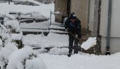 NE PRESTAJE DA VEJE U NOVOJ VAROŠI: Mećava zove putare, kolovozi mokri zbog vlažnog snega (FOTO)