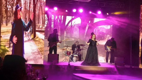 ЧУДА ПРЕД ПУБЛИКОМ: У Врњачкој Бањи одржана промоција спота Маје Маринковић