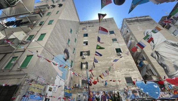 БОЖАНСТВО ЖИВИ ПОД ВЕЗУВОМ: Напуљ куца у ритму Ма-ра-до-не (ФОТО)