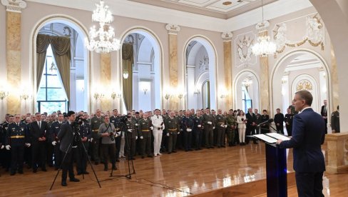 CEREMONIJA U DOMU GARDE:  Ministar Stefanović uručio odlikovanja pripadnicima Ministarstva odbrane i Vojske Srbije (FOTO)