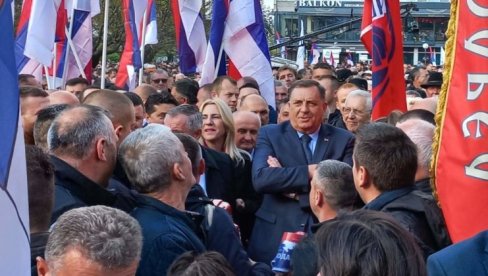HIMNE SRPSKE I SRBIJE ORILE SE TRGOM KRAJINA: Dodik ponosno zapevao sa okupljenim građanima (VIDEO)