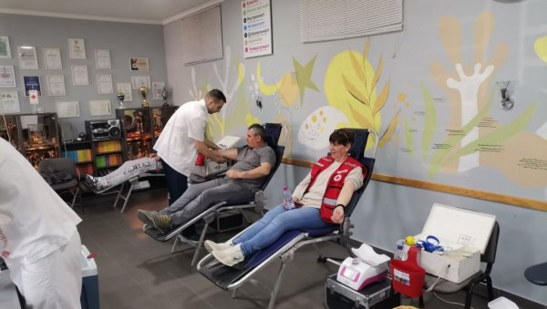 ПРИКУПЉЕНЕ 44 ЈЕДИНИЦЕ КРВИ: Црвени крст у Сомбору окупио добровољне даваоце