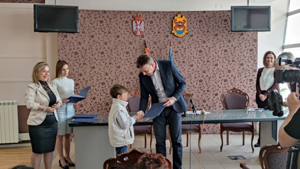 ЛЕПШИ ВАСКРС ЗА ПИРОТСКЕ МАЛИШАНЕ: Деца без родитељског старања добила новчану помоћ