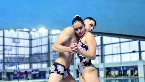 СРПСКА СЕНЗАЦИЈА У БАЗЕНУ: Јелена Контић и Иван Мартиновић шести на свету у синхроном пливању!