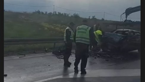 СНИМАК НЕСРЕЋЕ НА ИБАРСКОЈ МАГИСТРАЛИ: Мушкарац (50) погинуо на месту, аутомобил потпуно уништен (ВИДЕО)