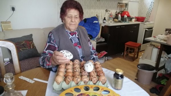 РЕЦЕПТ БАКЕ МАРИЈЕ: Марица Митић из Руњана код Лознице осамдесет лета шара и боји васкршња јаја (ФОТО)