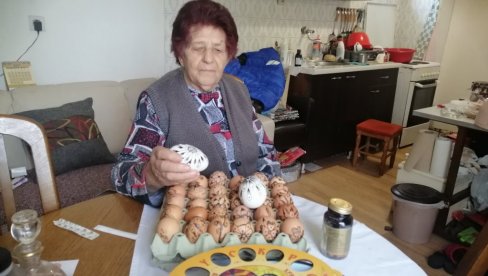 RECEPT BAKE MARIJE: Marica Mitić iz Runjana kod Loznice osamdeset leta šara i boji vaskršnja jaja (FOTO)