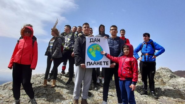 ДА СВАКИ ДАН БУДЕ ДАН ПЛАНЕТЕ ЗЕМЉЕ: Врањски гимназијалци организовали  туру до Шиљатог камена