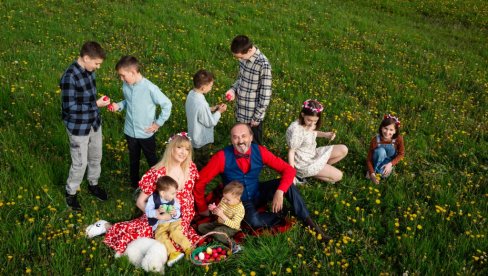 PORODICA, NAŠ TIM KOJI UVEK POBEĐUJE: Reditelj Vasilije Nikitović o Uskrsu sa suprugom Marijom i njihovo osmoro dece