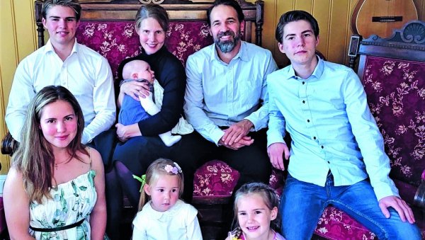 НОРВЕШКА ПОРОДИЦА ИЗАБРАЛА СРПСКО ПРАВОСЛАВЉЕ: Јоханес Солберг (42) са супругом Луцијом и децом прихватио нашу веру