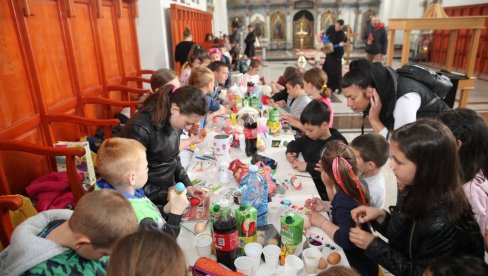 DECA UŽIVALA U ŽITIŠTU: Mališani uživali u tradicionalnim običajima uoči Vaskrsa (FOTO)