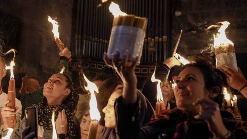 BLAGODATNI OGANJ SIŠAO U HRAM GROBA GOSPODNJEG: Ceremonija u Jerusalimu u svetlu pritisaka izraelskih vlasti na crkvu (FOTO/VIDEO)