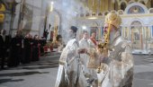 DIVNI PRIZORI IZ HRAMA SVETOG SAVE: Veliki broj vernika na ponoćnoj vaskršnjoj liturgiji (FOTO)