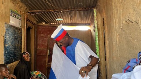 PUTIN JE SAVREMENI ISUS: Afrikanci masovno podržavaju Rusiju, prodavac iz Burkine Faso ruskog predsednika obožava (FOTO)