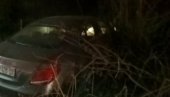 TEŠKA NESREĆA NA PUTU LAPLJE SELO - GRAČANICA: Srpski mladić povređen u sudaru, auto od siline udara završio u jarku