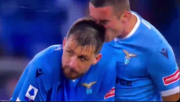 СКАНДАЛ У РИМУ: Црногорац оптужио саиграча да је крив за пораз од Милана, он се смејао након гола (ВИДЕО)!