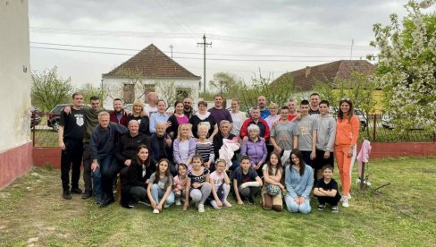 USKRS OKUPIO TRI GENERACIJE: U kućama domaćina, braće Milorada i Žarka, okupilo se 46 članova porodice