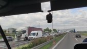 KOMBI SLETEO SA AUTO-PUTA I ZAKUCAO SE U DRVO: Troje povređenih, državljani Turske prošli sa lakšim ozledama