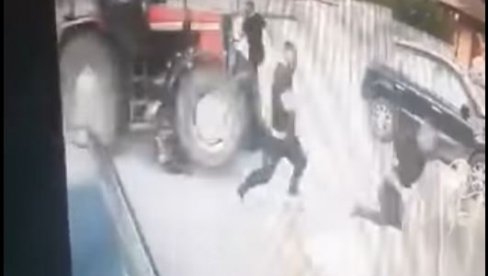 JEZIVI SNIMAK IZ MARKOVCA KOD VELIKE PLANE: Nakon što je pregazio muškarca, traktorista demolirao kafanu (VIDEO)