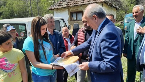 MINIBUS ZA PREVOZ SEOSKOG STANOVNIŠTVA: Ministar za brigu o selu Milan Krkobabić obišao kuršumlijsku opštinu
