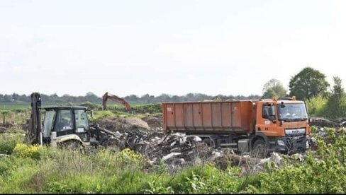 BATAJNICA BEZ SMEĆA: Građevinske mašine Čistoće uklanjaju divlju deponiju u Zemunskom naselju