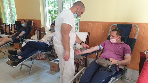 АКЦИЈА ДОБРОВОЉНОГ ДАВАЊА КРВИ У ЗРЕЊАНИНУ: Свака јединица је драгоцена, апелују из Црвеног крста