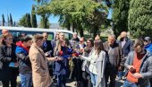 BLOKADOM ULICE KA AERODROMU TRAŽE ZARAĐENO: Protest bivših radnika Montenegro erlajnsa povodom godišnjice uvođenja stečaja u ovoj kompaniji