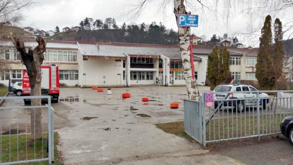 ПРЕТЊЕ СА ЈЕДНЕ АДРЕСЕ: Полиција Црне Горе истражује ко стоји иза дојава о постављеним бомбама у школама