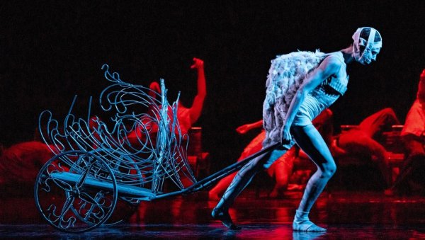 ЖИВОТ ПРЕТВОРЕН У ПЛЕСНИ ТЕАТАР: Кореограф Сташа Зуровац уочи вечерашње јубиларне 200. представе Ко то тамо пева