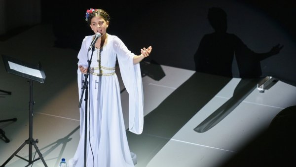 КОСОВСКЕ ПЕСМЕ НА СЦЕНИ БЕСМРТНОГ ПУКА: Девојчица са Космета певаће у Москви за Дан победе