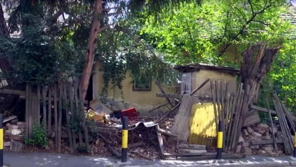 ОГРАДА БЛОКИРАЛА ТРОТОАР: Онемогућен несметан пролаз делом улице Светолика Ранковића на Врачару