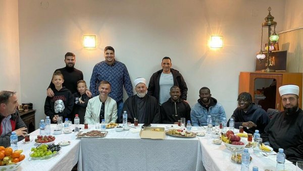 ВЕЧИТИ ДЕРБИ КОД МУФТИЈЕ: Рамазан спојио фудбалере Звезде и Партизана (ФОТО)