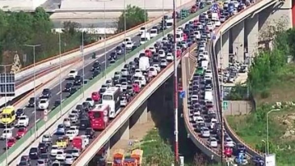 ТОТАЛНИ КОЛАПС У БЕОГРАДУ: Велике гужве пред празник - на излазу из Београда још већи хаос (ФОТО)