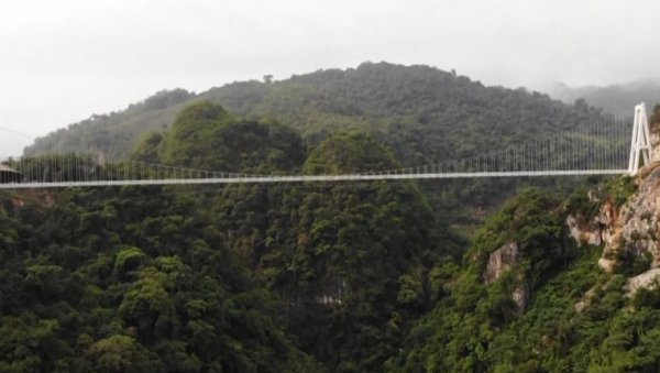 ЧУДО АРХИТЕКТУРЕ: У Вијетнаму отворен најдужи стаклени мост на свету, да ли бисте смели да ходате по њему? (ВИДЕО)