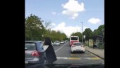 UMALO PREGAZIO DEVOJKU: Samo srećom izbegnuta tragedija u Skojevskom naselju, zaobilazio vozila i jurio preko pešačkog! (VIDEO)