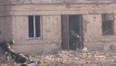 BORBA ZA TELO PALOG DRUGA: Ruski vojnik poginuo u paklu Mariupolja, njegovi saborci nisu hteli da ga ostave (VIDEO)