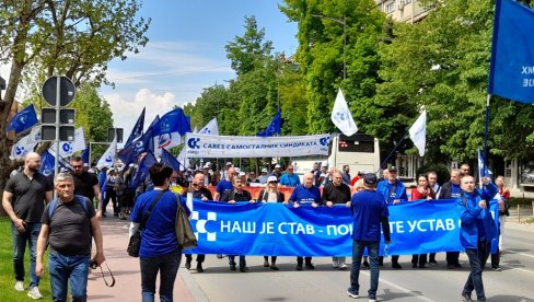НАШ ЈЕ СТАВ – ПОШТУЈТЕ УСТАВ: Савез самосталних синдиката Србије обележио 1. мај протестом у Лесковцу