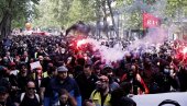 HAOS U PARIZU: Sukobi građana s policijom - Voćem i čekićem 1. maja brane radnička prava (FOTO/VIDEO)