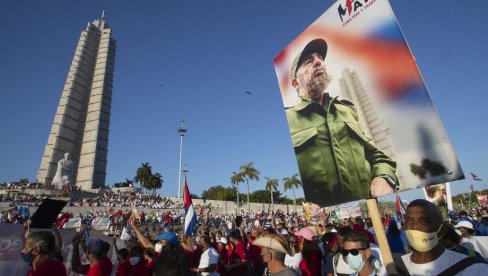 МАРШ ГРАЂАНА: Кубанци са сликама Кастра на улицама прославили Празник рада (ФОТО)