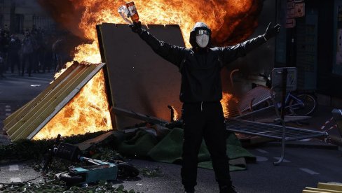 ХАОС У ПАРИЗУ: Полиција бацала сузавац, разбијани излози, ухапшено 45 демонстраната (ФОТО/ВИДЕО)