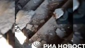 (UZNEMIRUJUĆE) IZMASAKRIRANI RUSKI VOJNIK PRONAĐEN U PODRUMU ZA MUČENJE KOD HERSONA: Telo bez nogu, prerezan grkljan - okolo špricevi (VIDEO)