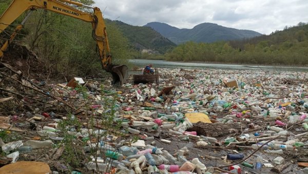 ПЛАСТИЧНЕ ФЛАШЕ ДАВЕ ЛИМ: Прибојски еколози и волонтери из реке извадили више од 200 кубика наталоженог отпада