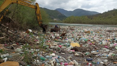 PLASTIČNE FLAŠE DAVE LIM: Pribojski ekolozi i volonteri iz reke izvadili više od 200 kubika nataloženog otpada