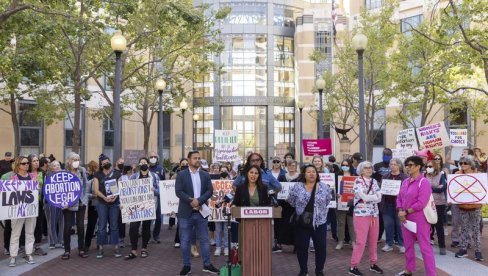 LETO BESA ČEKA  AMERIKU: Aktivisti pokreta za zaštitu prava na abortus najavili masovne proteste