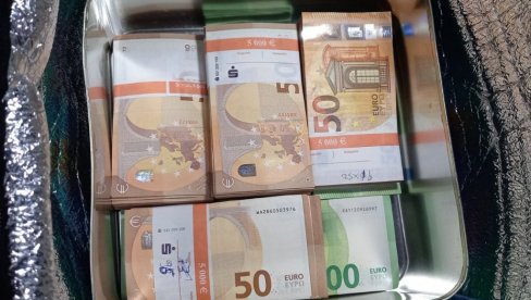 RUČNI FRIŽIDER PUN SVEŽNJEVA NOVČANICA: Na Preševu sprečen pokušaj krijumčarenja 73.000 evra