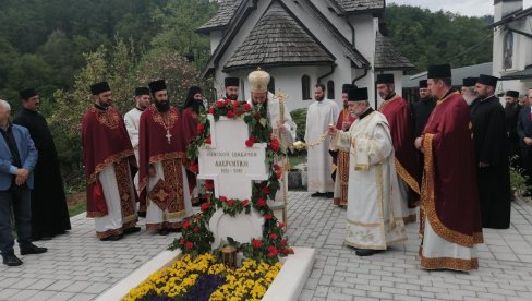 „ДА СЕ СЛОЖИМО, УМНОЖИМО И ОБОЖИМО“: Епископ Јустин подсетио на поруке Николаја Велимировића